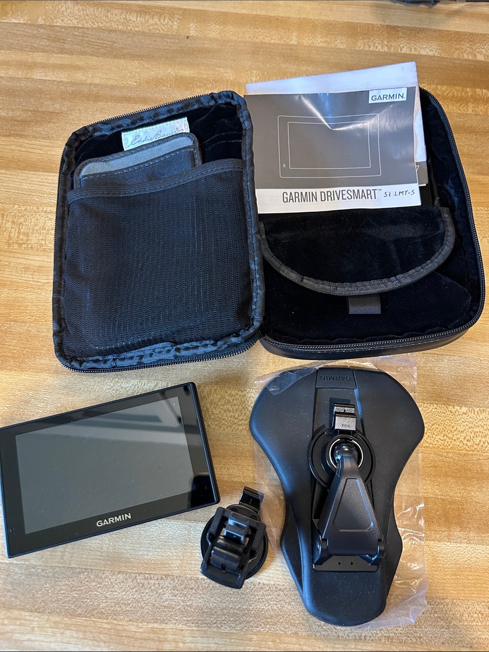 garmin Black GPS DriveSmart Navigator with Case and Mounts